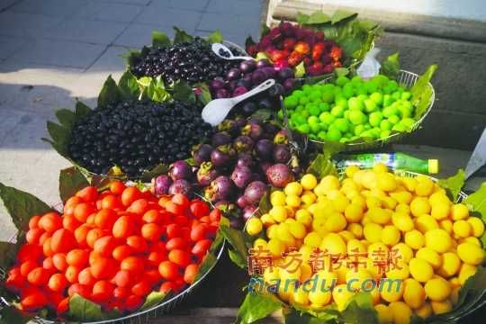 苏州街头水果摊上卖相诱人的水果