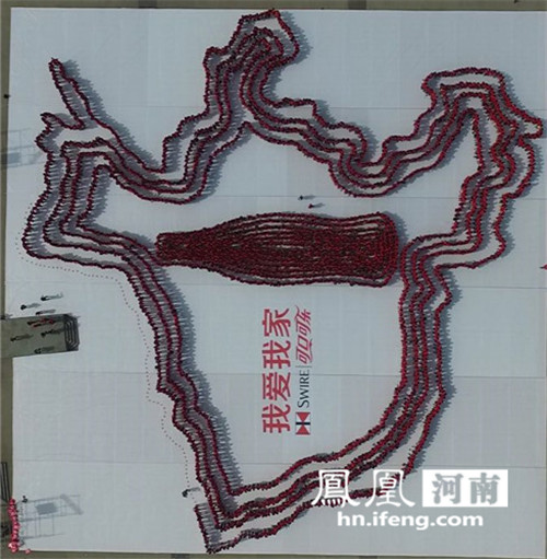 2500可乐人挑战链式交杯 1小时组成3600㎡