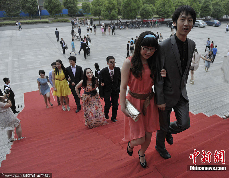 南京东南大学毕业学子红毯秀