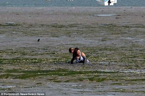 11岁女孩为救宠物犬 深陷泥潭险送命(组图)_科技频道_凤凰网