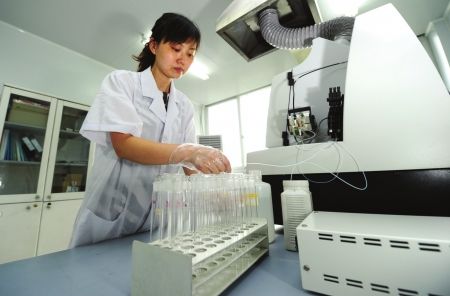 新闻 工作人员在电感耦合等离子质谱室使用仪器对水质进行化验,每种