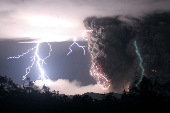 智利柴滕火山处观察到带电粒子风暴追逐火山灰云产生了壮观的绿色闪电