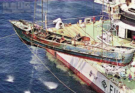 2001年朝鲜间谍船遭日本围攻:高速逃逸后被击