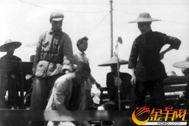 历史 高清 > 正文  1950年冬广东番禹批斗地主.