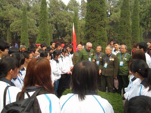 洛阳邙山烈士陵园,师级老战士泣不成声