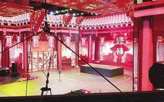 央视春晚舞台绚烂被批称不符广电总局节俭要求