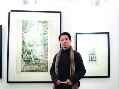 捡破烂的女孩办画展火爆文艺圈 策划布展自己