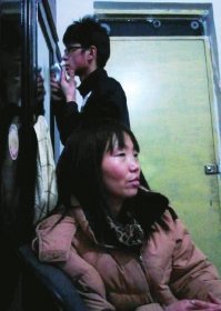 17岁的林风正对着镜子刮胡子,他说,这样才能让自己更有精神。母亲何玉莲坐在一旁,显得有些忧心。 图/记者王欢