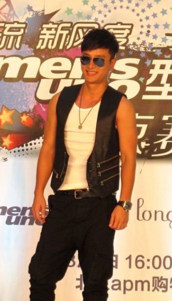 贾乃亮助阵模特大赛 秀性感肌肉魅力引尖叫(图)