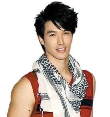 阿雅发布会现场强吻锦荣 宣称对结婚没兴趣