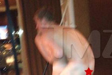 美女曝哈里王子新淫乱照：泳池里脱光