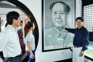 赵玉刚(右一)在向观众介绍藏品沈杰摄
