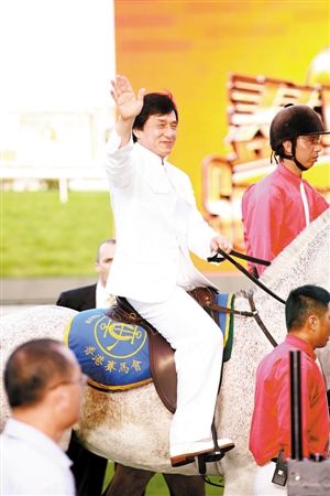 成龙陈佩斯同岁 二人都属马