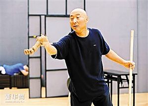 成龙陈佩斯同岁 二人都属马