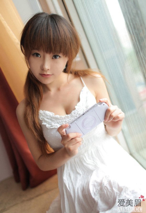 <em>粉红</em>兔<em>女郎</em>曲线诱惑 <em>美少女</em>上演PSP游戏秀 高