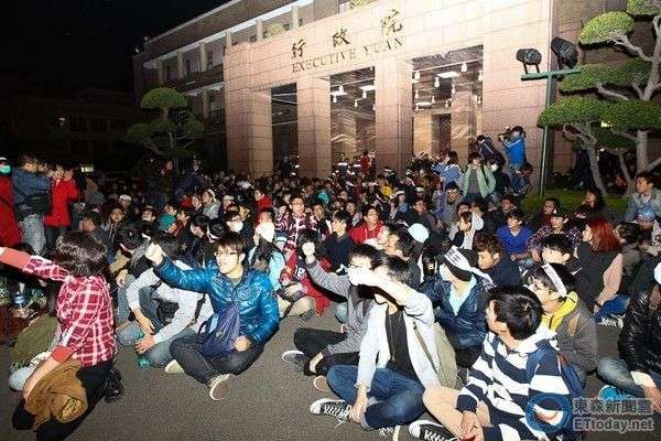 两千台湾学生冲入行政院 占领者拿老虎钳开剪