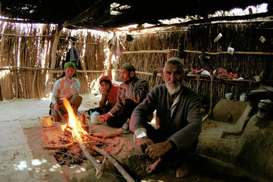 克里雅人，归为维吾尔族。克里雅人据说是西藏阿里古格王朝的后裔，另有一说是离群索居在这里的沙漠土著民族，自然环境决定了克里雅人在塔克拉玛干沙漠深处的生活方式，他们多数几代同堂住在一起，家里的老人是最受尊重的长辈，被称为“沙漠中的原始部落”。