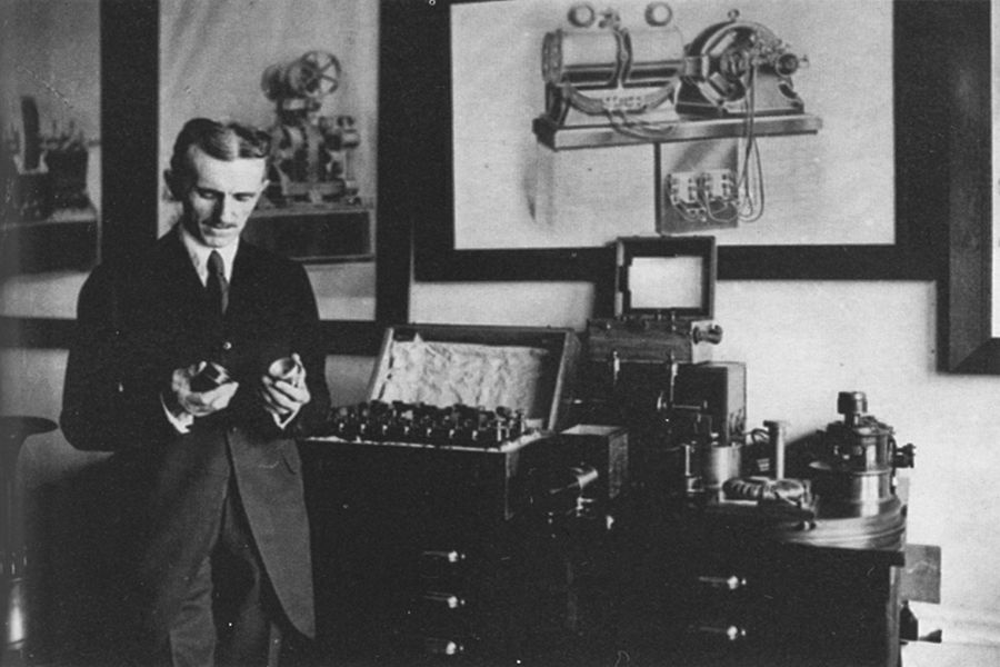 特斯拉是塞尔维亚裔美籍发明家、物理学家、机械工程师、电机工程师和未来学家。他被认为是电力商业化的重要推动者。特斯拉在电磁场领域有着多项革命性的发明。他的多项相关的专利以及电磁学的理论研究工作是现代的无线通信和无线电的基石。