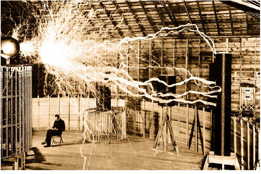  1891年，特斯拉成功试验了把电力以无线能量传输的形式送到了目标电器，如果当时的人们对这项技术足够的重视，那么，或许现在的我们在使用手机时就可以抛弃笨重的手机电池和移动电源，利用手机基站来传输电力了。而不是在百年后的今天，重新炒“无线充电技术”的冷饭。