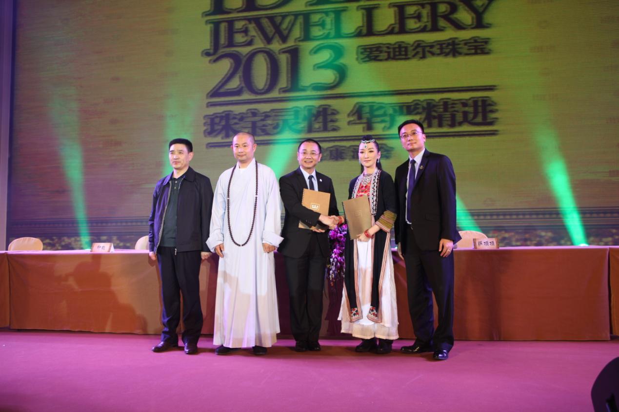 萨顶顶首次代言国内珠宝品牌 或再次引领中国