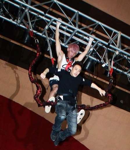 潘玮柏头部缝针17公分 伤口曝光血流满地(图