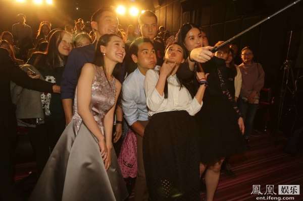 《剩者为王》凤凰公映礼:舒淇彭于晏扮鬼脸与观众自拍_海南频道_凤凰网