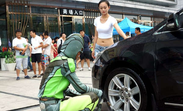 济南现"超能英雄蜥蜴侠"洗车 美女相伴擦车(图)