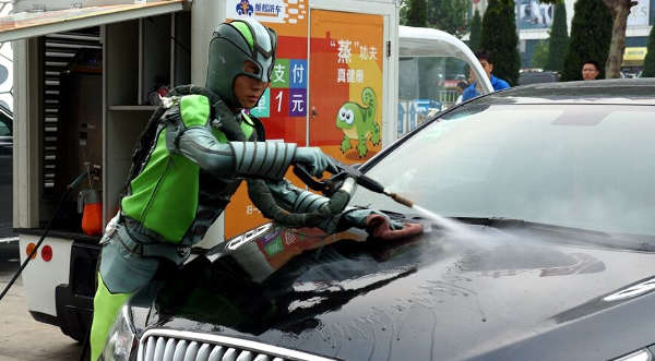 济南现"超能英雄蜥蜴侠"洗车 美女相伴擦车(图)