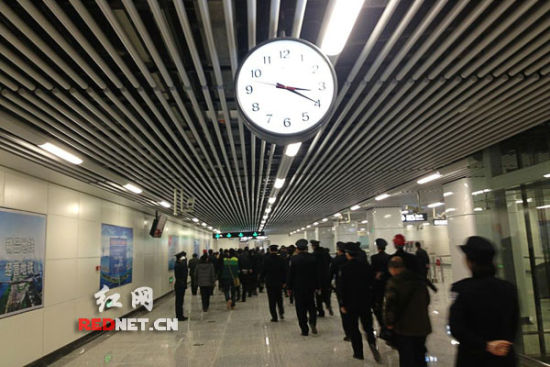 站内设有钟表，方便乘客查看时间。