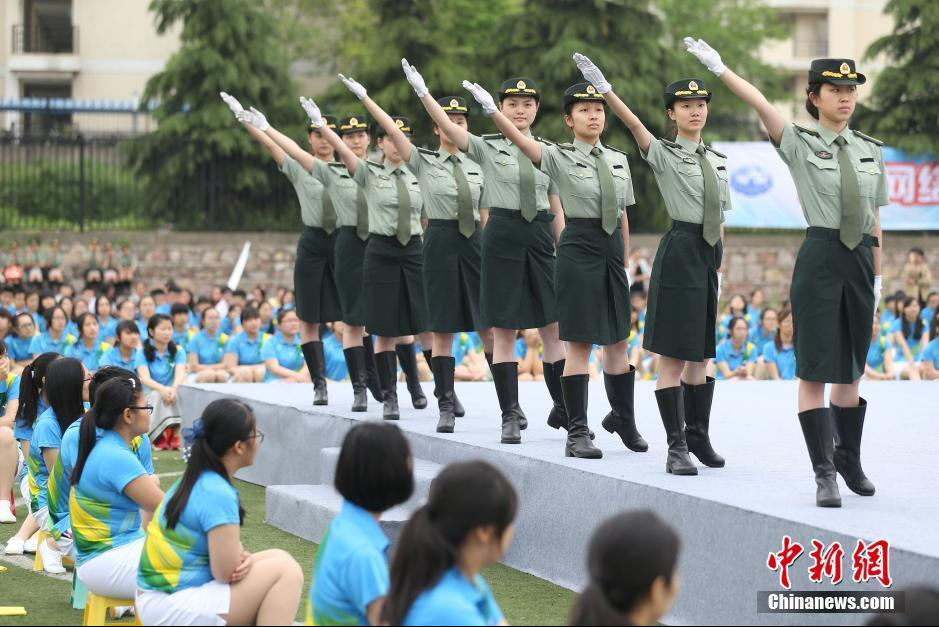 大学女子国旗班亮相 英姿飒爽