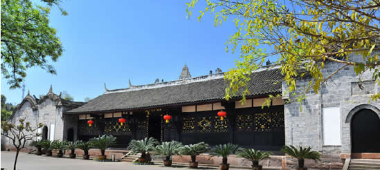 杨尚昆旧居位于重庆市潼南县双江镇金龙村，又名“四知堂”、“长滩子大院”，系第四任国家主席杨尚昆同志的诞生地。