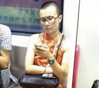 女版文章现身地铁惹围观