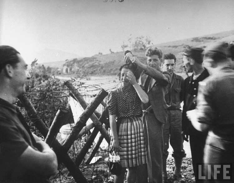 法军如此惩罚二战<em>女法奸</em>:扒光衣服剃光头(组