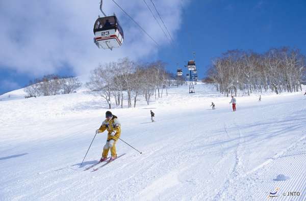 头条:中企买下日本滑雪场 人民币入篮将带来4