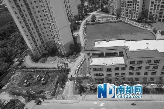 幼儿园隔壁建垃圾站锦绣半岛百名业主拦路讨说法