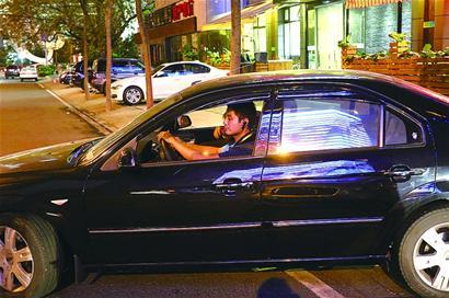 80后青岛小伙儿做代驾月赚上万 赚外快攒钱买