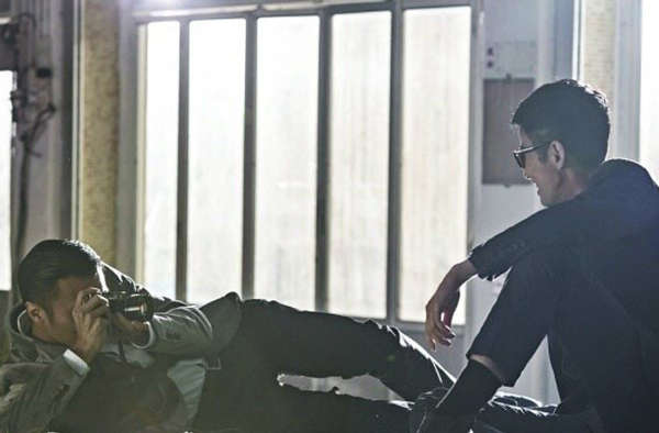 谢霆锋客串《12金鸭》 遭吴君如献吻调情[高清