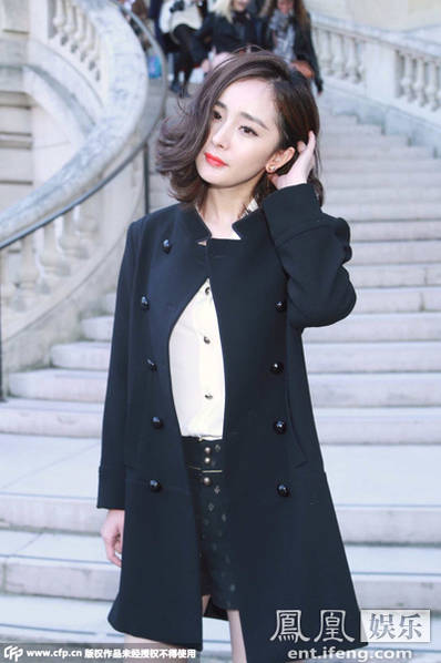 杨幂优雅亮相巴黎时装周 凌乱短发显随性