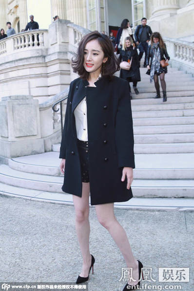 杨幂优雅亮相巴黎时装周 凌乱短发显随性