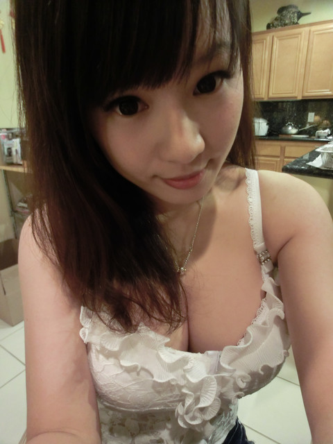 90后女孩自称游戏玩家 晒私房照求关照_游戏频