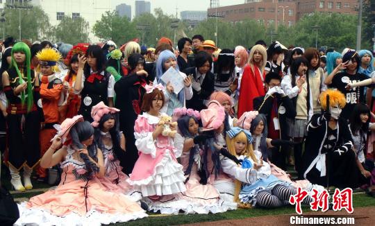 5月18日,cosplay世界纪录冲刺活动在北京对外经贸大学体育场举行.