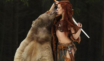 俄罗斯美女假扮驯兽师 雪地里与活熊舌吻