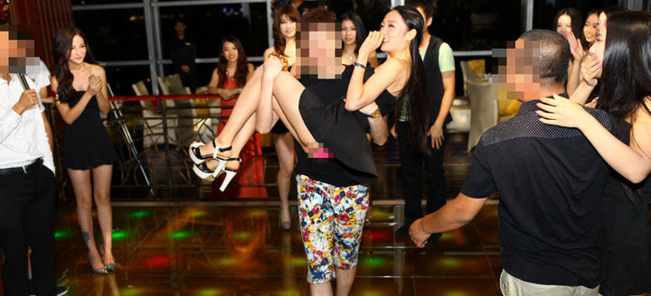 图为网爆Showgirl游艇门照片,尺度堪比海天盛筵,围观者惊呼贵圈真乱 图为网爆Showgirl游艇门照片,尺度堪比海天盛筵,围观者惊呼贵圈真乱