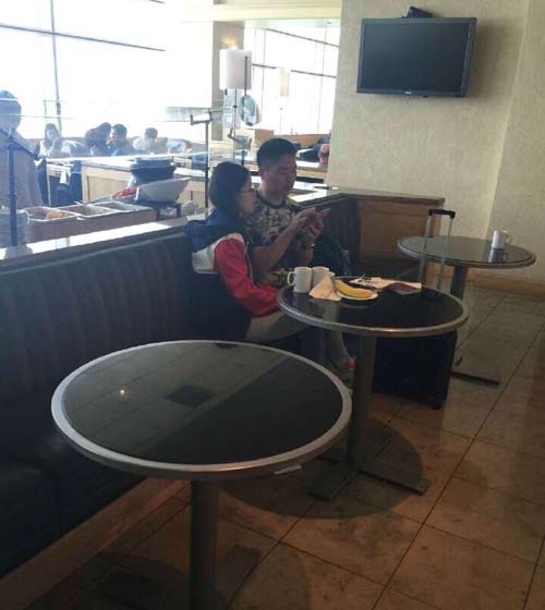 刘强东奶茶美国甜蜜度假 万元名牌包抢镜