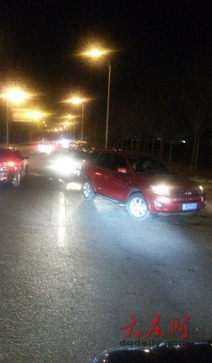 燃油涨价前夜:加油员手发软 加油站被加空