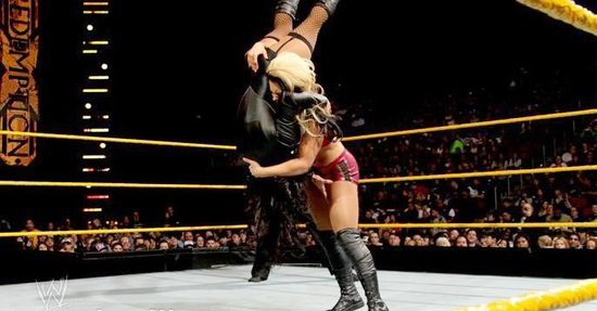 <em>wwe</em>摔角女王<em>激吻</em>男选手 场面火爆挑逗肾上腺