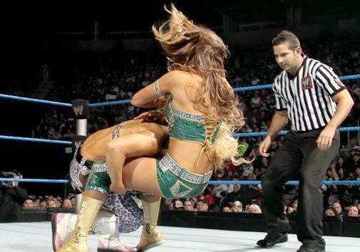 <em>wwe</em>摔角女王<em>激吻</em>男选手