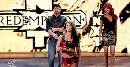 <em>WWE</em>摔角女王<em>激吻</em>男选手 场面火爆挑逗肾上腺