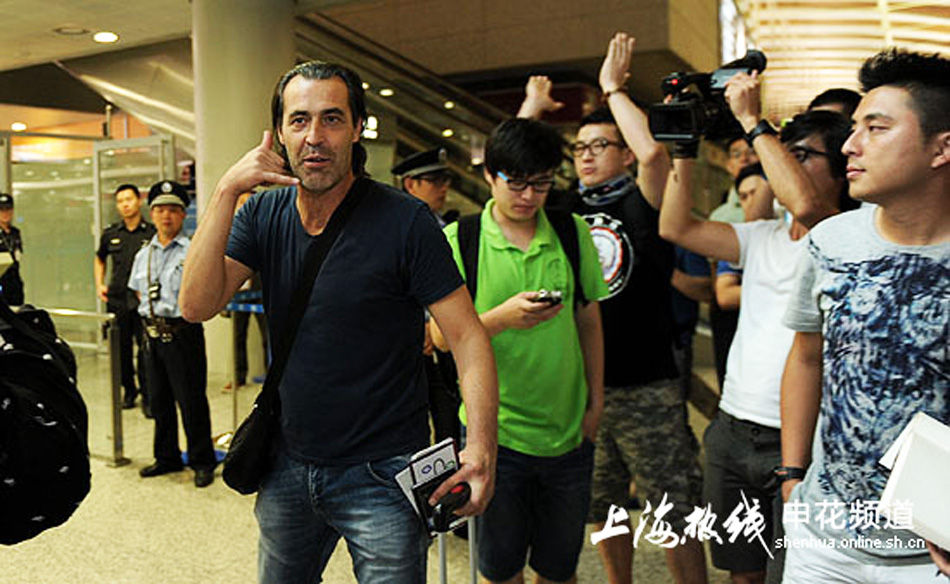 巴蒂斯塔深夜挥别上海 要打电话常联系