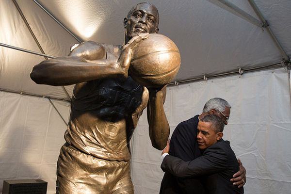 指环王拉塞尔雕像揭幕 奥巴马到场祝贺